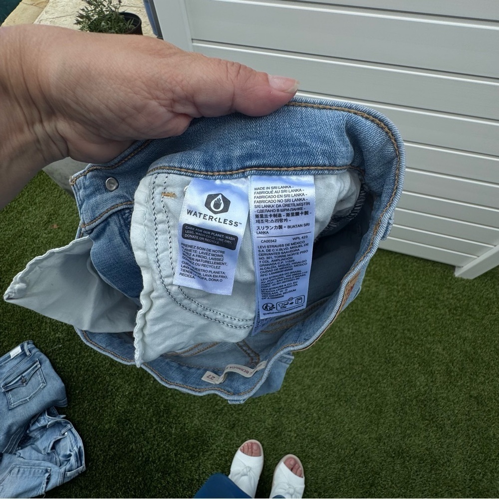 Levi’s Classic Bermuda Shorts - Picture 10 of 10